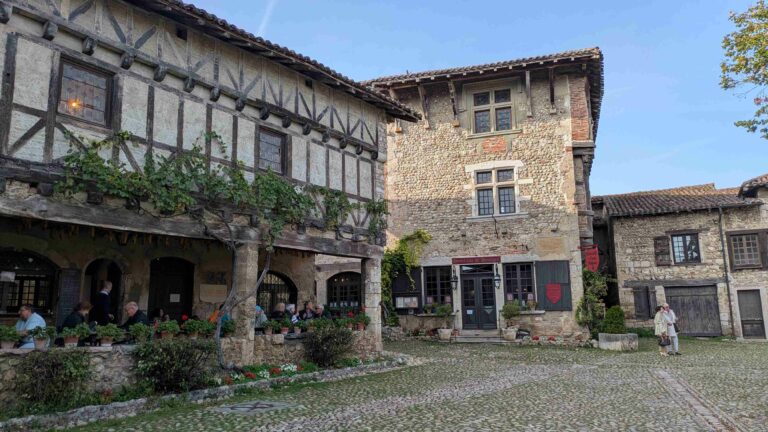 Pérouges - Place du tilleul